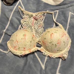 Gorgeous lace floral cream colored padded bralette w/lace back n front closure